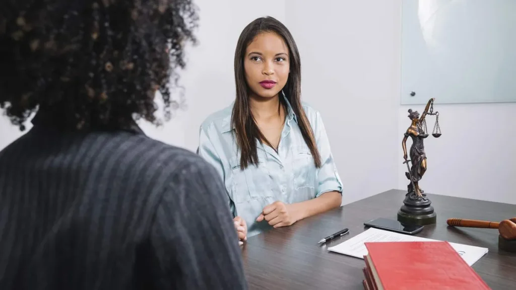 Imagem Mulher resolvendo problemas com o Juizado Especial do artigo Juizados Especiais ampliam o acesso do consumidor à Justiça