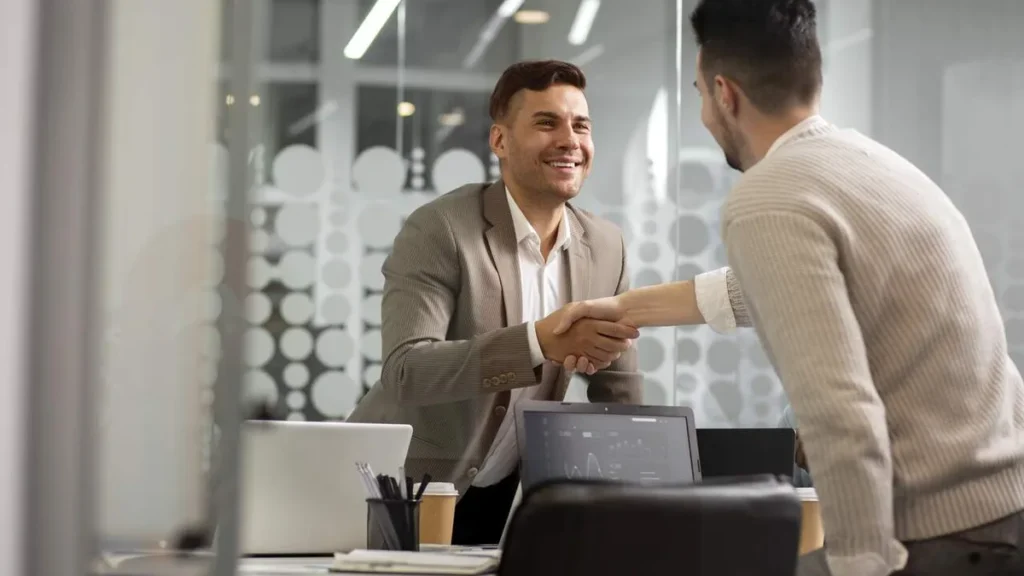 Imagem Vendedor e cliente fechando negocio do artigo Vendas consultivas ganham espaço no mercado de trabalho