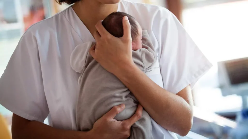 Imagem bebe prematuro no colo da mae no hospital do artigo Oração por um recém-nascido prematuro