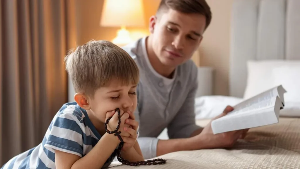 Imagem filho rezando o terco com o pai em casa do artigo Ensine as crianças a rezar com um livro didático de orações