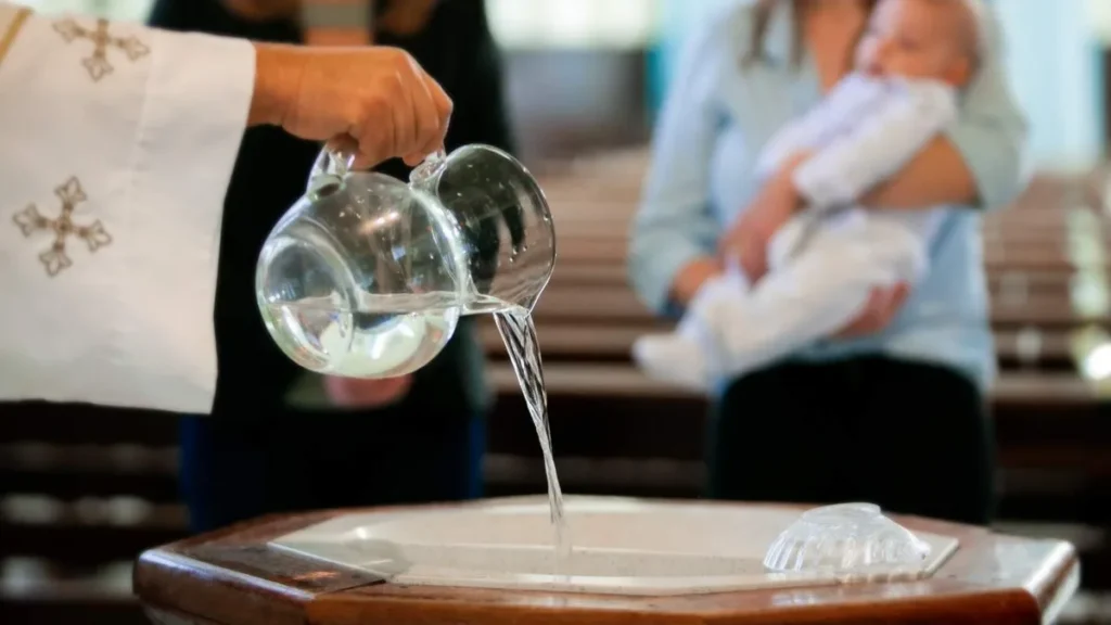 Imagem padre enchendo a pia batismal para um batizado do artigo A Igreja pode batizar na Quaresma?