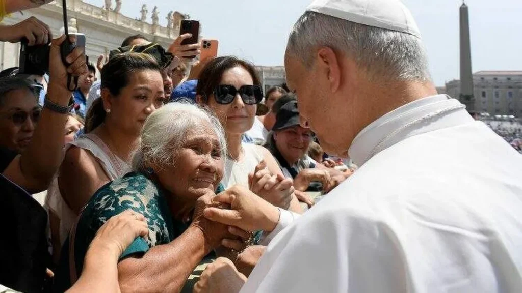 Imagem papa leao xiv cumprimenta uma senhora idosa na praca sao pedro do artigo Mensagem do Papa Leão XIV aos avós: “Eu nunca te esquecerei”