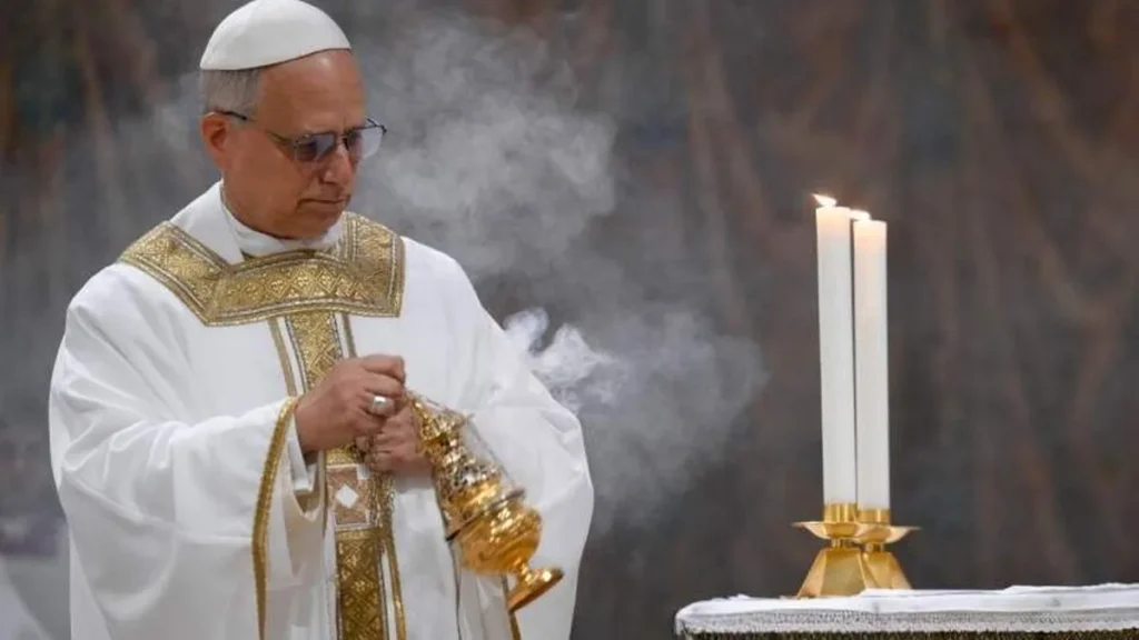 Imagem papa leao xiv incensa o altar em 2026 do artigo Santa Sé divulga agenda de Leão XIV para Quaresma e Semana Santa