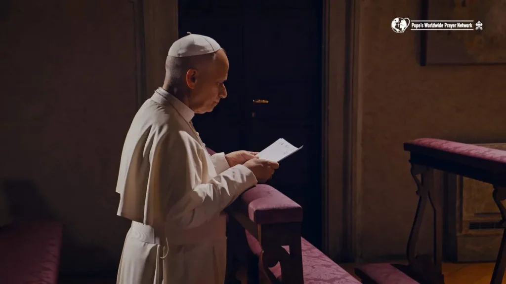 Imagem papa rezando na intencao de oracao de fevereiro do artigo Papa convida à oração pelas crianças com doenças incuráveis