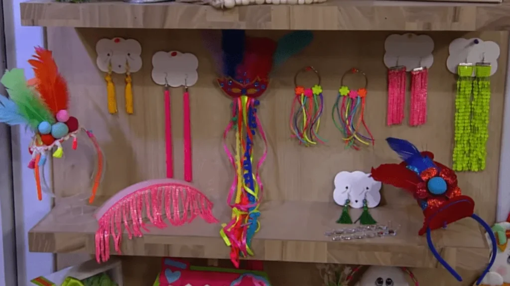 Imagem presilha e brinco carnaval faca do artigo Presilha de Cabelo - Faça Você Mesmo