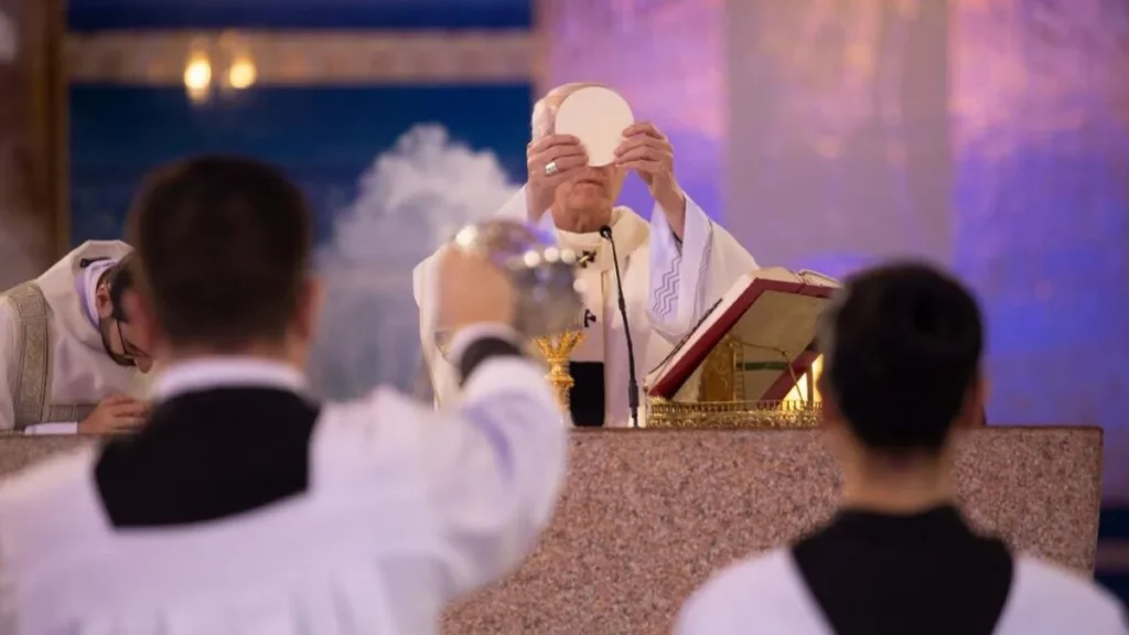 Imagem incensacao na Missa de Pascoa 2025 do artigo Por que a Páscoa é a maior festa cristã?