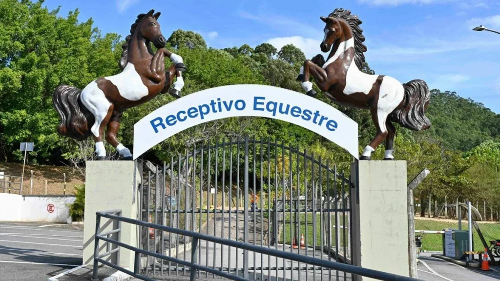 Imagem Portao de entrada do Receptivo Equestre do artigo Receptivo Equestre do Santuário se prepara para reabrir