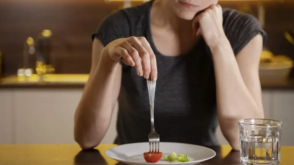 Imagem Mulher com restricao alimentar do artigo Saiba o que não fazer durante o jejum na Quaresma