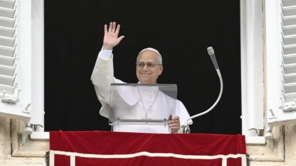 Imagem Papa Leao acenando na janela do artigo Papa diz que é preciso “viver um cristianismo de olhos abertos”