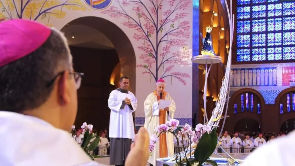 Imagem encontro ASLI Associacao dos Liturgistas do Brasil bispos altar central do artigo CNBB apoia encontro de Cerimoniários em Aparecida