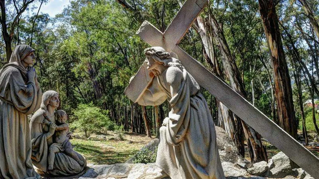 Imagem Escultura de Jesus carregando a Cruz do artigo Mistérios da Fé: Por que rezar a Via-Sacra?