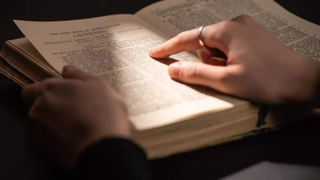 Imagem mulher lendo a biblia do artigo Mulheres de fé, exemplos de virtudes para o nosso tempo