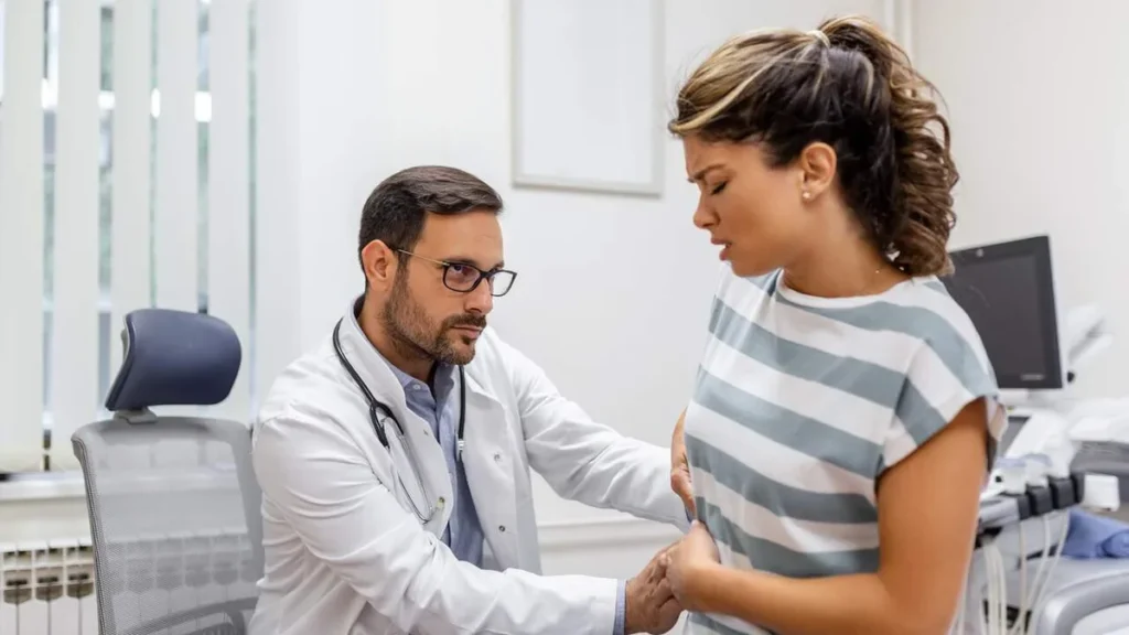Imagem Mulher sendo examinada por nefrologia do artigo Silenciosas, mas perigosas: como proteger a saúde dos rins