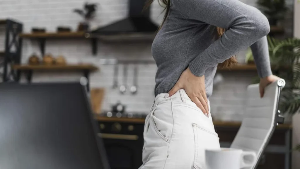 Imagem Mulher sentindo dores na coluna do artigo Dores na Coluna: cuidados para mais qualidade de vida