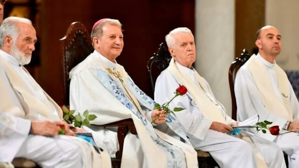 Imagem Dom Mario e Dom Orlando em celebracao do artigo A transmissão da fé na missão permanente da Igreja