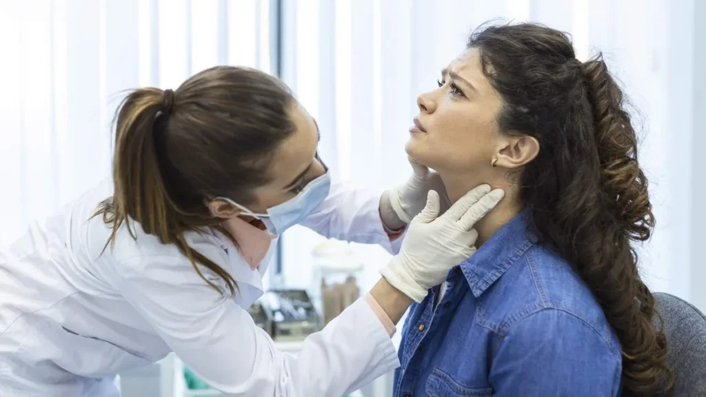 Imagem Paciente mulher tendo o pescoco examinado o medica do artigo Inchaços no pescoço: alerta ou algo comum?
