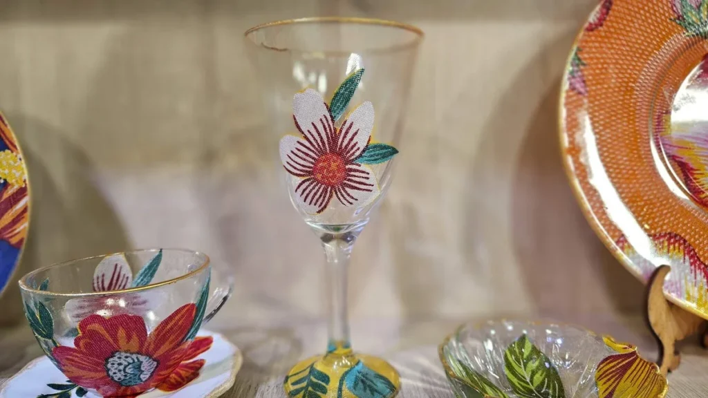 Imagem decoupage em tacas faca voce mesmo do artigo Decoupage em Taças com Tecido - Faça Você Mesmo