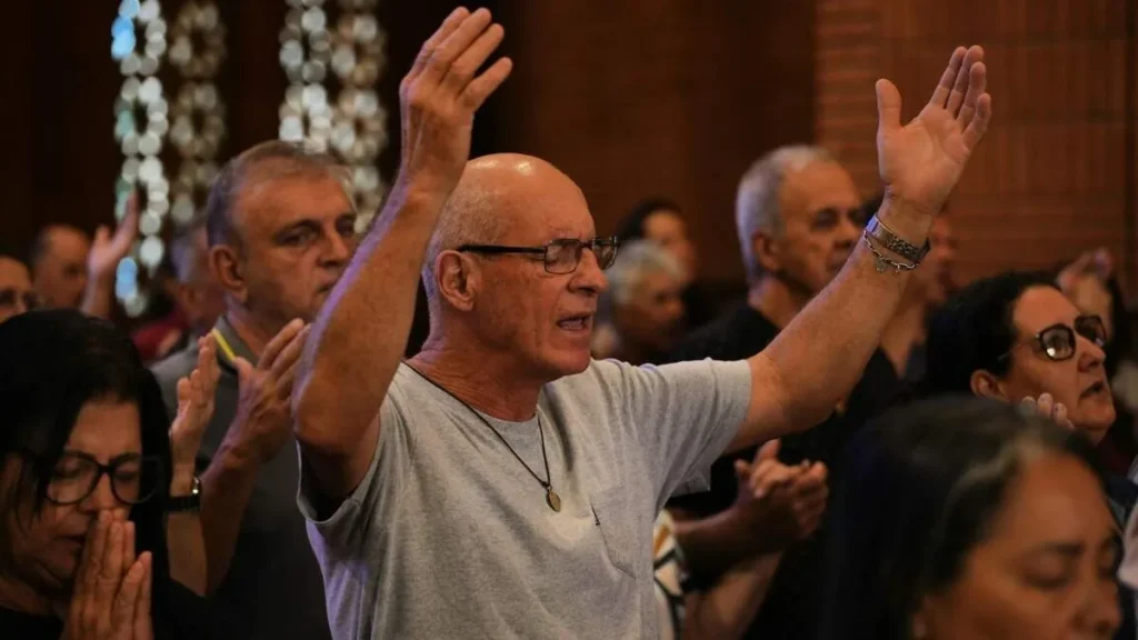 Imagem fieis na missa de terca feira santa 2026 do artigo Terça-feira Santa: entrega e fidelidade de Cristo