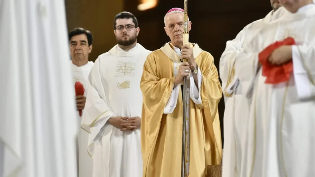 Imagem dom orlando e outros padres ouvindo o evangelho durante missa de natal do artigo Cinco reflexões de Dom Orlando à luz de Santo Afonso