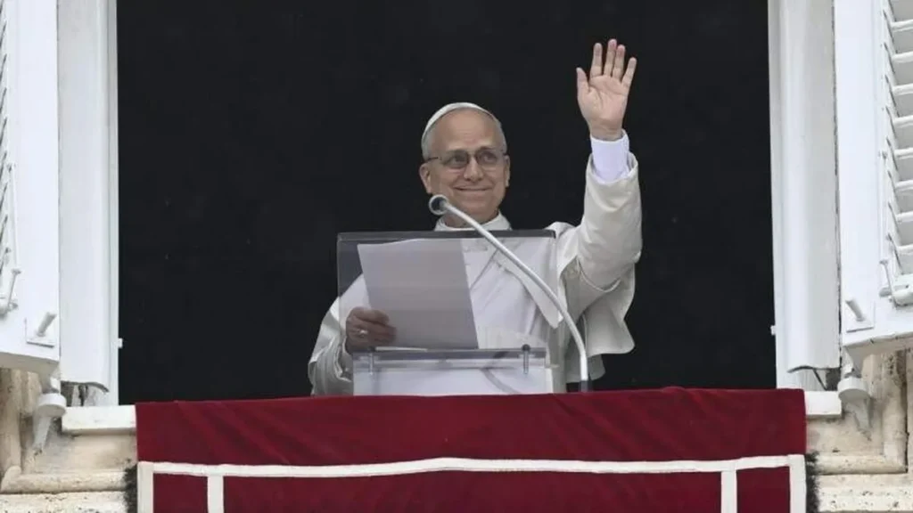Imagem papa leao xiv no angelus 2026 acenando do artigo Vigília de oração pela paz será presidida pelo Papa