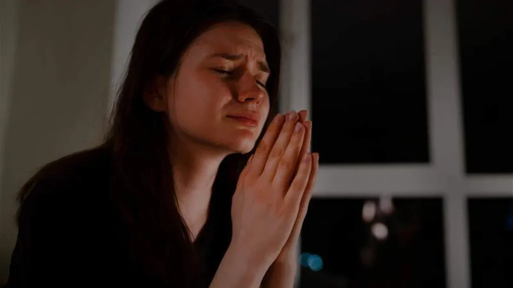 Imagem Mulher rezando e chorando do artigo Oração para fazer a vontade de Deus