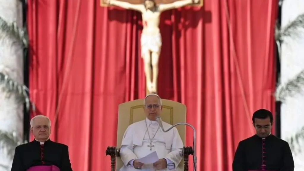 Imagem papa leao xiv sentado lendo durante audiencia geral em 2026 do artigo “Santidade é para todos”, afirma o Papa