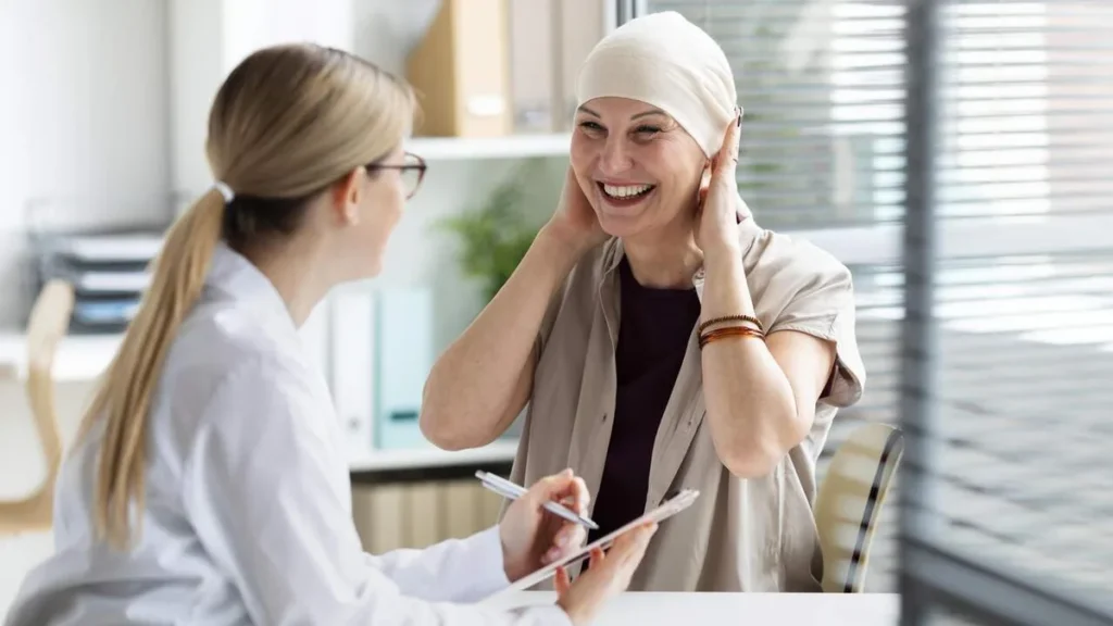 Imagem Medica conversando com paciente com cancer do artigo Falar é cuidar: quebrando o silêncio sobre o câncer