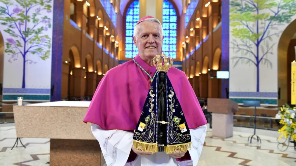 Imagem Dom Orlando Brandes segurando a imagem de Nossa Senhora Aparecida no Altar Central do artigo Santuário Nacional convida para Missa em gratidão a Dom Orlando Brandes