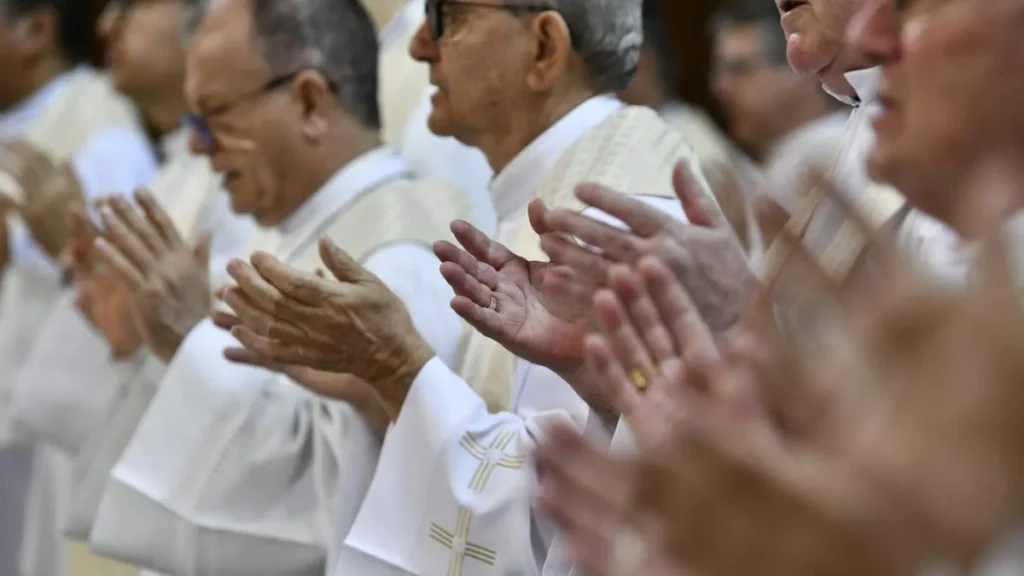 Imagem bispos com as maos em oracao e adoracao durante missa na 62 assembleia da cnbb do artigo Adoração e Missa marcam dia de retiro na Assembleia da CNBB