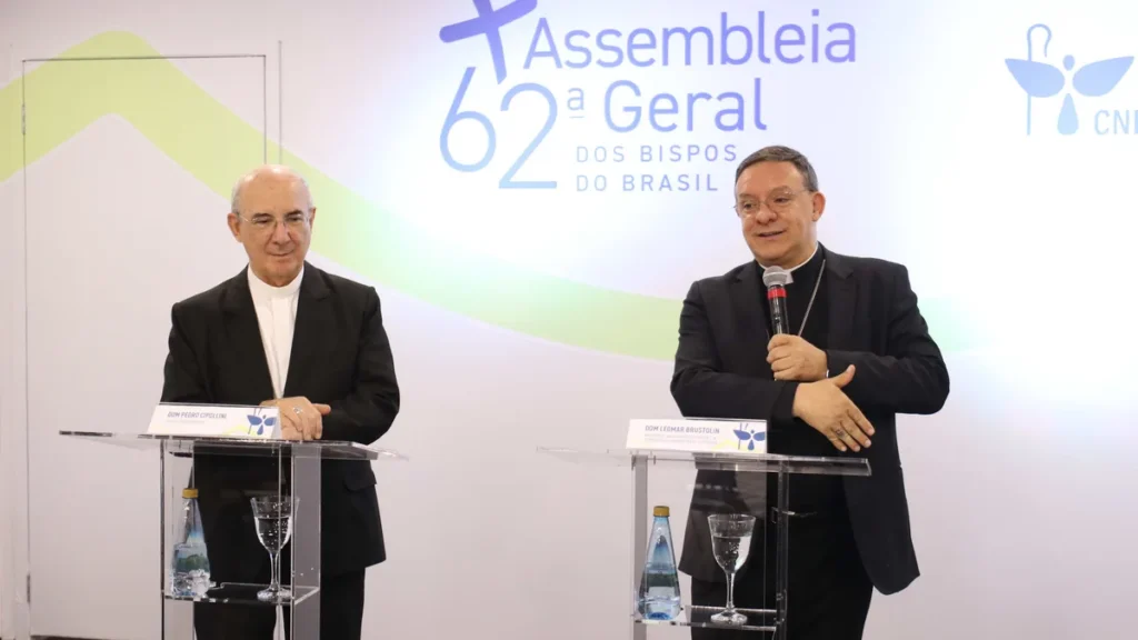 Dom Pedro Cipollini e Dom Leomar Brustolin durante na coletiva de imprensa da CNBB