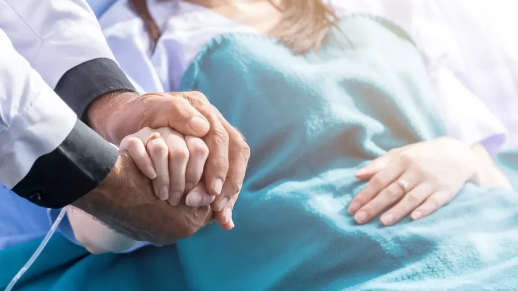 Imagem maos dadas no hospital do artigo Oração antes da cirurgia