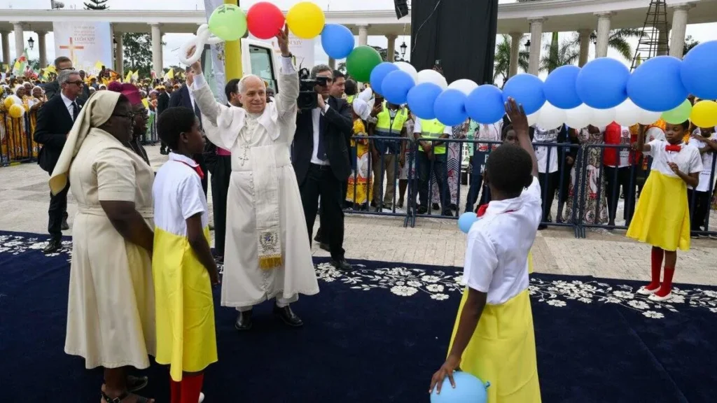 Imagem papa brinca com criancas na guine equatorial do artigo Papa na Guiné Equatorial: O futuro exige pão e educação