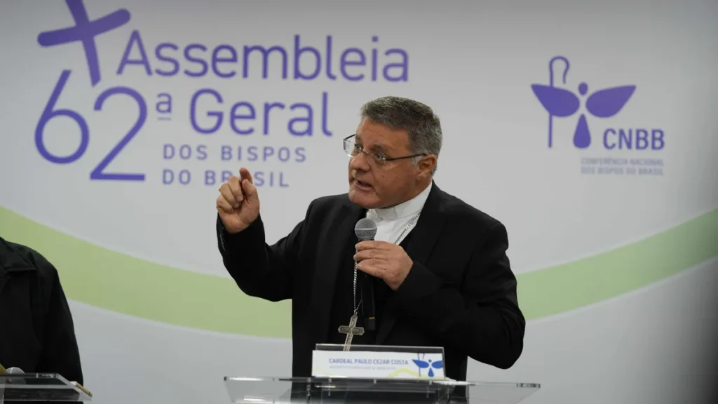 Cardeal Paulo Cezar Costa durante coletiva de imprensa