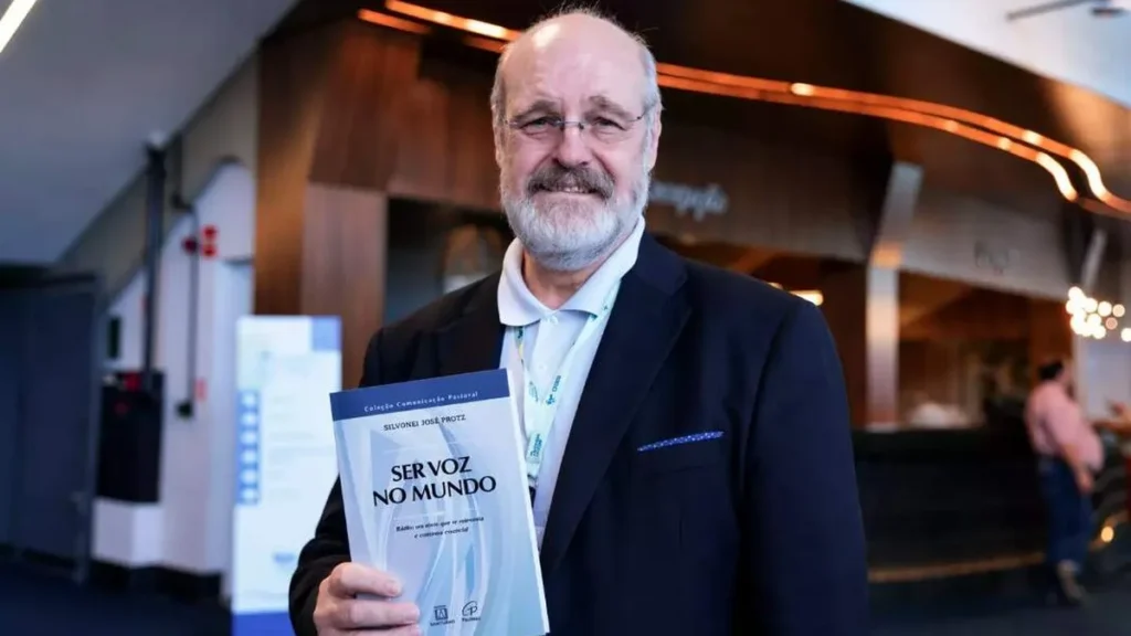 Imagem Silvonei Jose em divulgacao de seu novo livro do artigo Silvonei José: "O rádio é o teatro da mente"