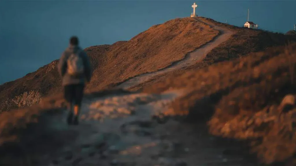 Pessoa caminhando em um morro