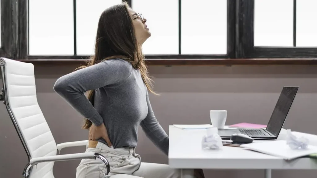 Imagem Jovem mulher com dor nas costas do artigo Dor nas costas: um problema cada vez mais jovem