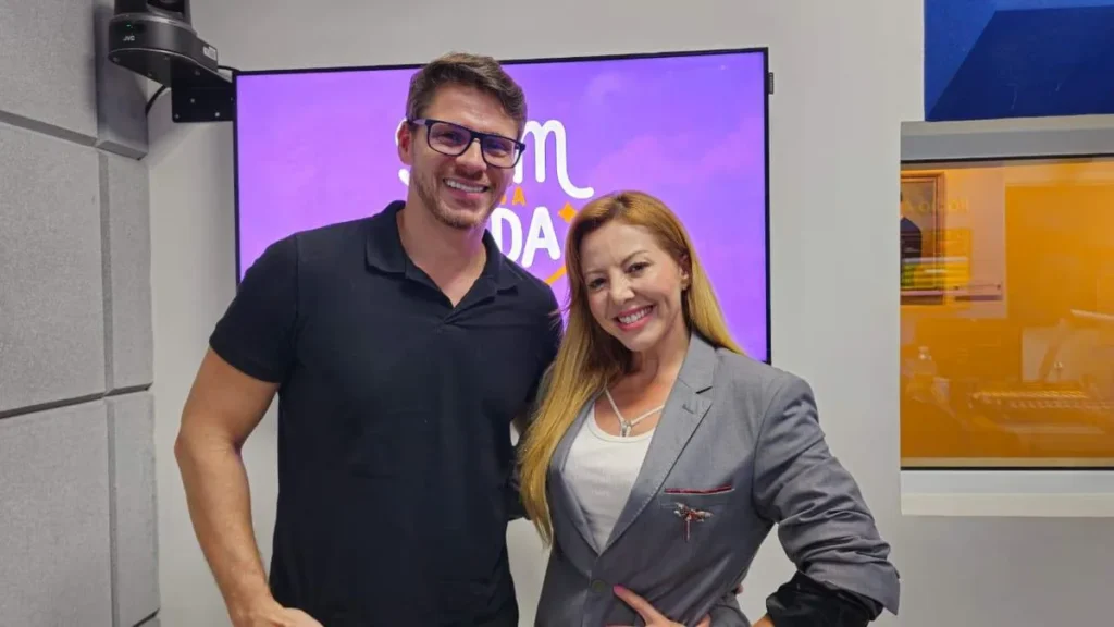 Imagem Abiane Souza entrevista Rodrigo Gurgel no De Bem com a Vida do artigo Lipedema: quais são os sintomas e como tratar?