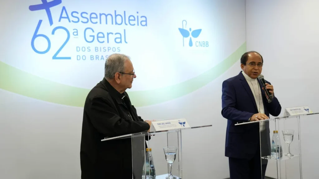 Imagem Dom Joel e Dom Francisco Lima em entrevista coletiva no 3 dia da 62 AG CNBB do artigo “Como anunciar o Evangelho com identidade?”, questiona Dom Joel
