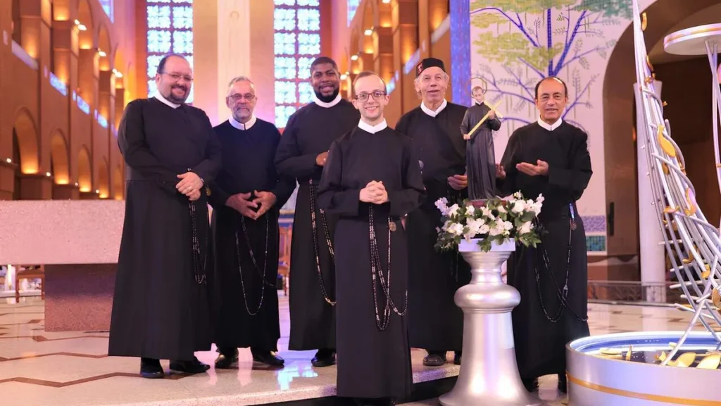 Irmãos Redentoristas com a imagem de São Geraldo Majella