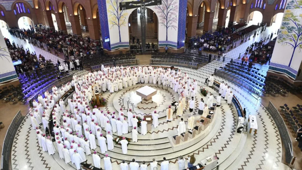Imagem bispos ao redor do altar durante missa de encerramento da 62 assembleia geral do artigo Comunidades receberão diretrizes aprovadas na 62ª Assembleia