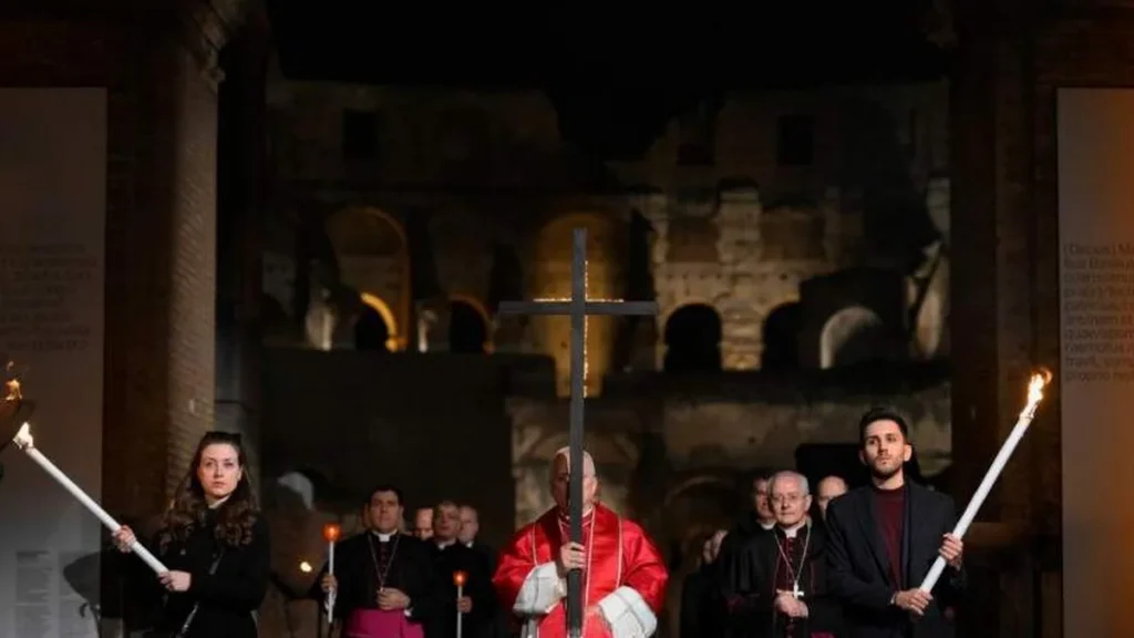 Imagem papa leao xiv carregando a cruz durante via sacra no coliseu em 2026 do artigo Via-Sacra e Vigília: Papa Leão XIV fala sobre esperança