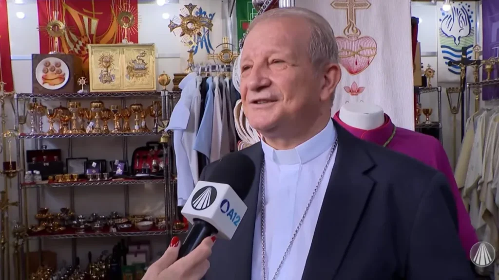 Imagem vestes liturgicas dom mario aparecida interessa ao brasil do artigo Dom Mário Antonio recebe vestes para posse em Aparecida