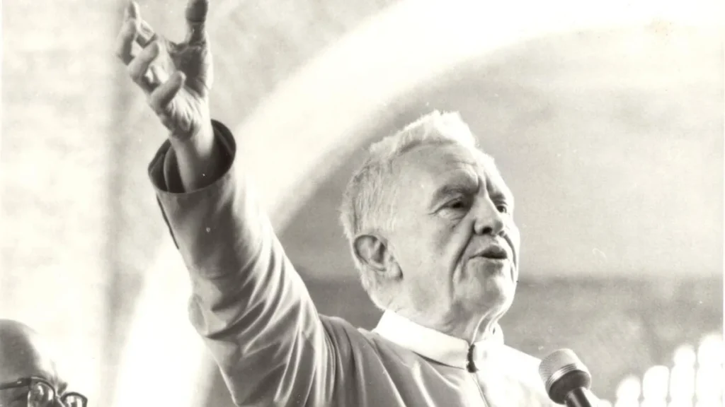 Pe. Vítor Coelho de Almeida, C.Ss.R., em pregação. Um momento de fé e palavra que permanece vivo na memória - sem data