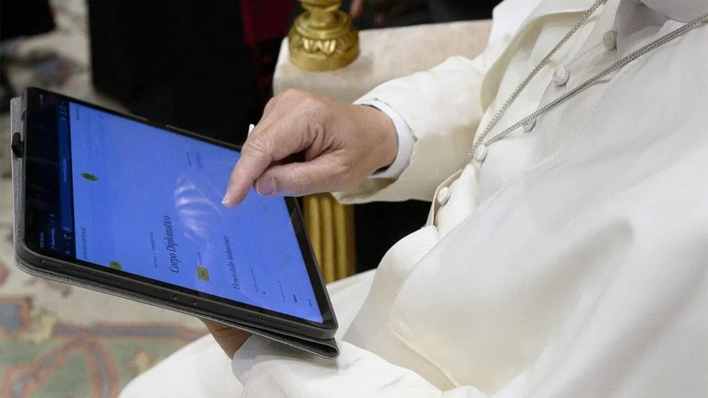 Imagem papa mexendo em aplicativo de celular do artigo O que a Igreja Católica ensina sobre inteligência artificial?