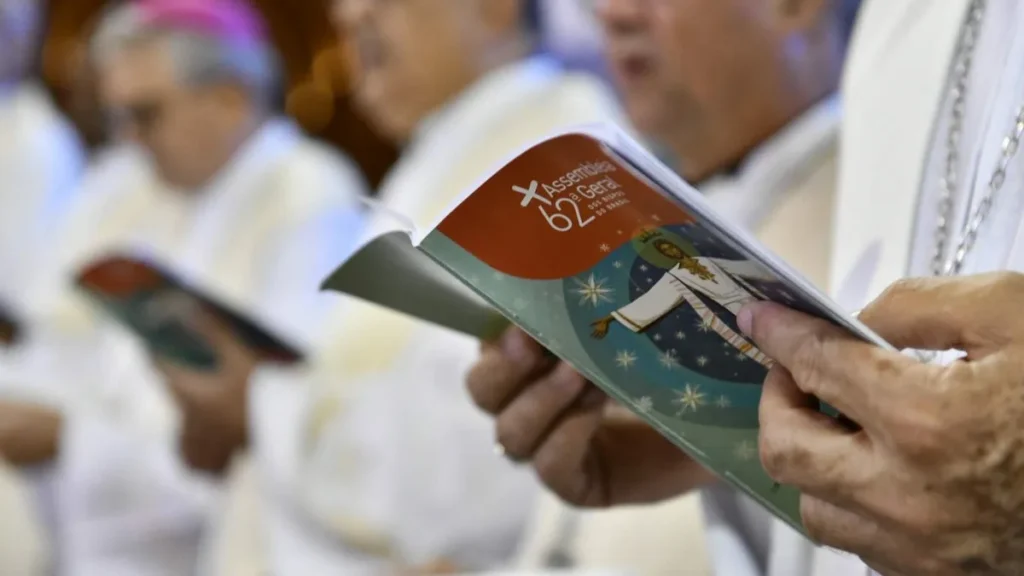 Imagem livreto da cnbb segurado por bispo na missa de encerramento da 62 assembleia geral da cnbb do artigo Liturgia deve evitar personalismos, diz Comissão da CNBB