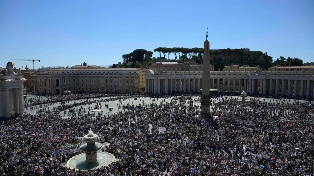 Imagem praca sao pedro repleta de fieis em 03 de maio de 2026 do artigo Papa Leão XIV no Regina Caeli: "A fraternidade e a paz são o nosso destino"