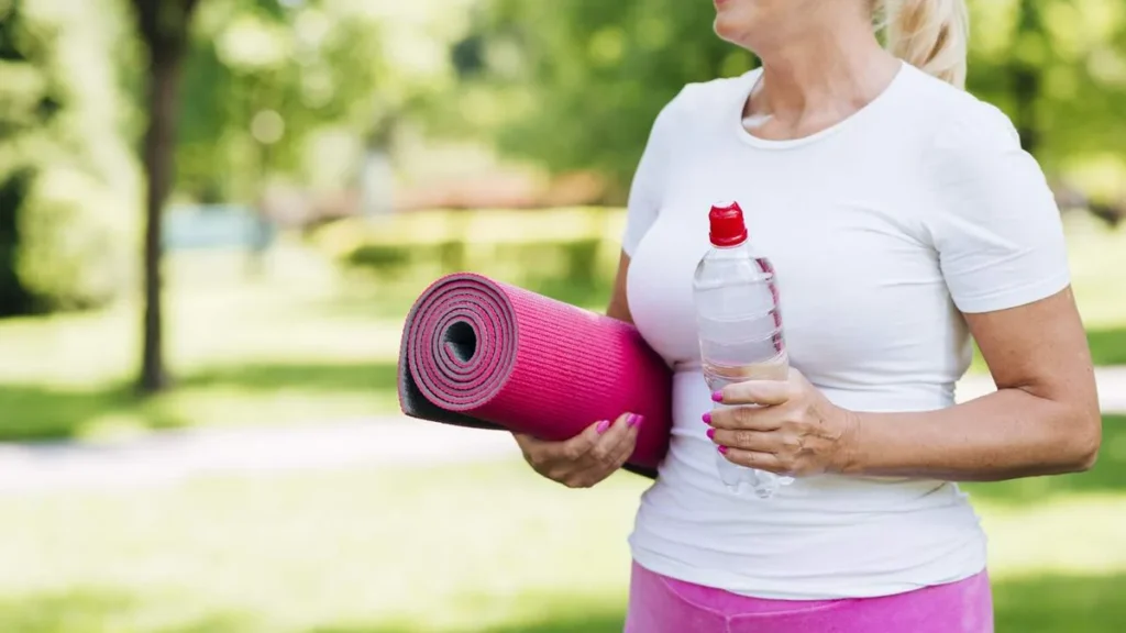 Imagem Mulher na menopausa fazendo exercicio fisico do artigo Emagrecer na menopausa: é possível?
