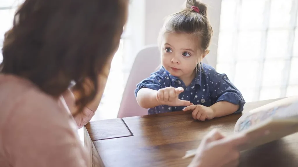 Imagem Menina com atraso na fala fazendo exercicio do artigo Conheça os sinais precoces do atraso de linguagem infantil