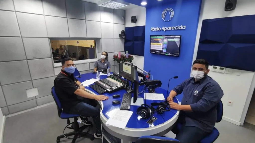 Nos estúdios da Rádio Aparecida, profissionais da comunicação mantiveram a missão de informar durante o período da pandemia da Covid-19 - setembro de 2021