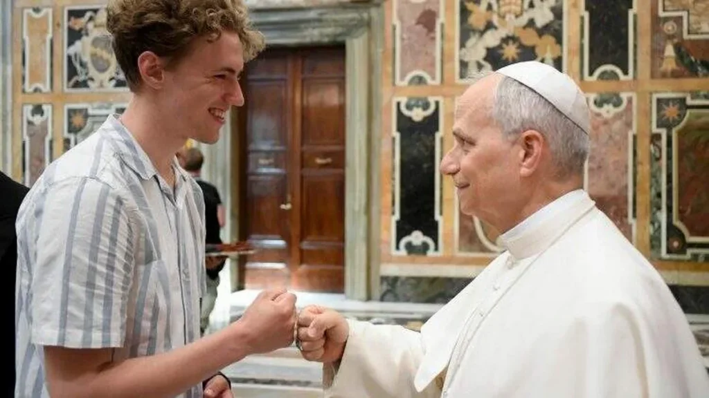 Imagem papa leao xiv cumprimenta jovem no vaticano do artigo Papa Leão XIV aconselha jovem sobre ansiedades da vida adulta